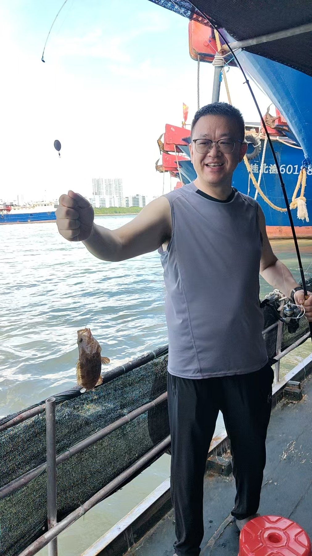 游客在木船上随船海钓鱼获实拍