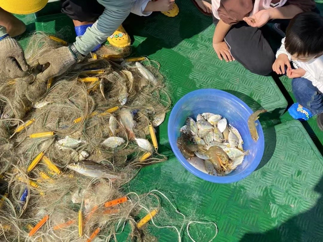 木船下网捕鱼鱼虾蟹收获实拍